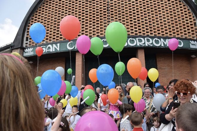 I palloncini prendono il volo davanti alla chiesa di San Carlo a Varese in direzione Venezia. Sotto in gallery alcuni dei disegni atterrati in Laguna dopo il lungo volo iniziato nei cieli della Città Giardino I palloncini prendono il volo davanti alla chiesa di San Carlo a Varese in direzione Venezia. Sotto in gallery alcuni dei disegni atterrati in Laguna dopo il lungo volo iniziato nei cieli della Città Giardino