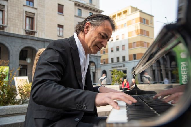 Paolo Zanarella, il “pianista fuori posto” in piazza Monte Grappa a Varese