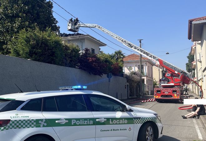 A fuoco il tetto del ristorante: paura, ma poi incendio domato