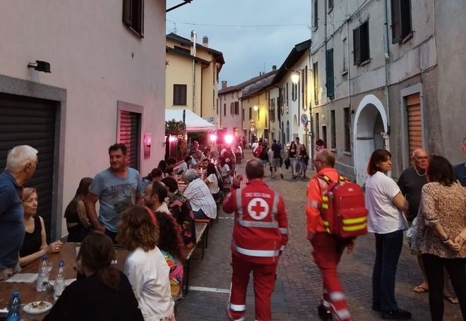 Un'immagine della grande tavolata in centro a Comerio Un'immagine della grande tavolata in centro a Comerio