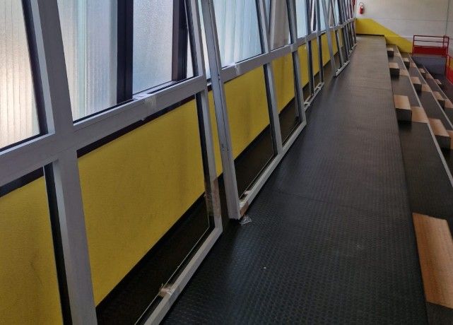 Lavori in corso alla palestra comunale di Besano