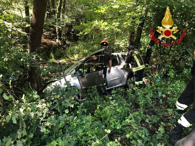 Soccorsi in azione sulla statale a Valganna dove un'auto è finita in una scarpata Soccorsi in azione sulla statale a Valganna dove un'auto è finita in una scarpata