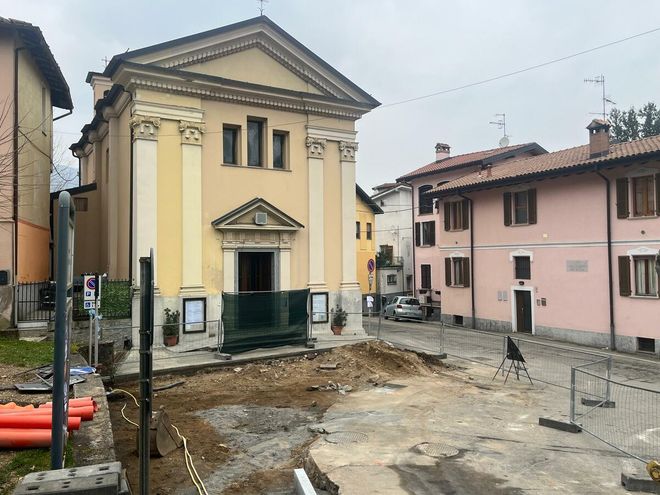 Lavori in corso per il nuovo sagrato della chiesa