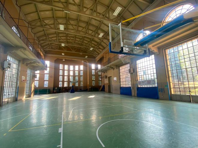 I canestri, al loro posto, nella palestra di via XXV Aprile I canestri, al loro posto, nella palestra di via XXV Aprile