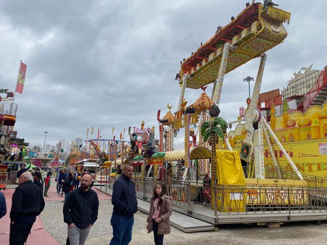 FOTO - Nuvole e fresco: il Lido si svuota, ma il Luna Park si riempie FOTO - Nuvole e fresco: il Lido si svuota, ma il Luna Park si riempie