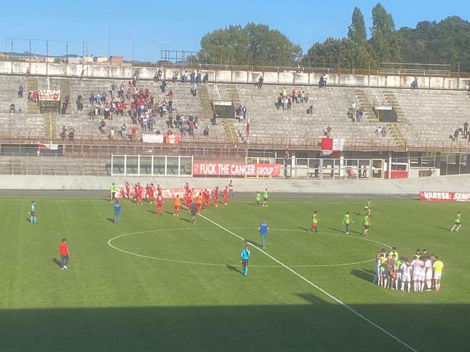 La squadra applaude il pubblico dei distinti, ricambiata