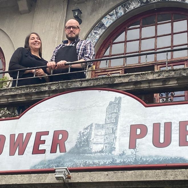 Francesca Lodi e Matteo Motta aspettano pronti a stupirci e ad accoglierci con sorrisi e buon gusto al Tower Pub di Velate