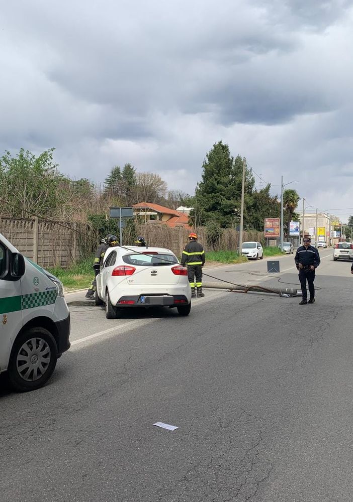 Incidente in via Ristori a Gallarate: abbattuto palo dell’illuminazione, traffico in tilt da e per Cassano