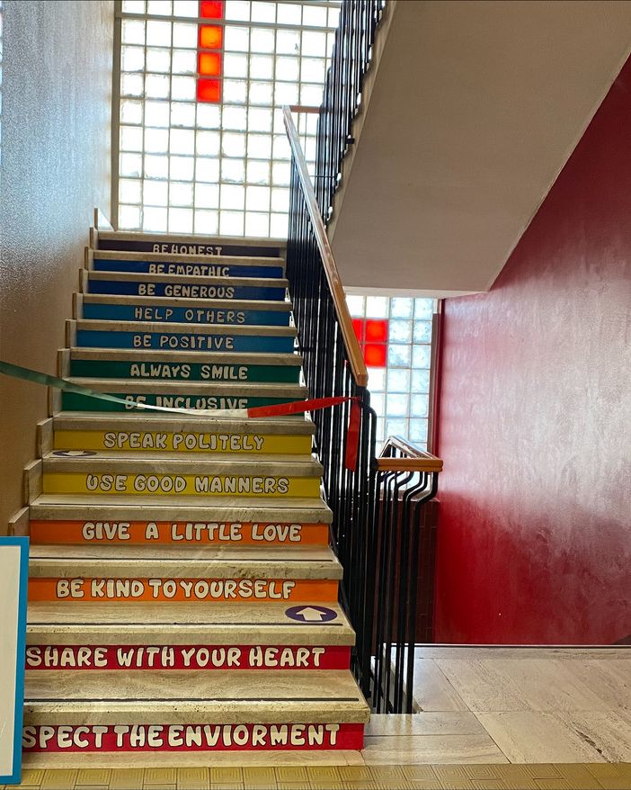 Lonate Pozzolo, alla scuola media Carminati arriva la “scala della gentilezza”. L’emozione degli studenti: «Una grande gioia»