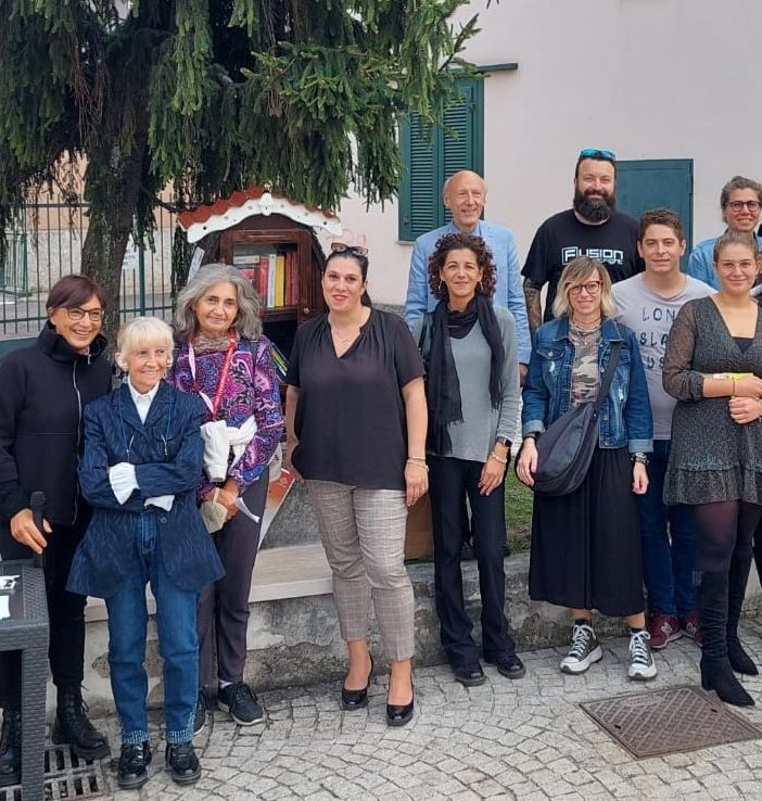 Vecchi comodini e botti diventano piccole librerie. A Marnate è arrivato il bookcrossing
