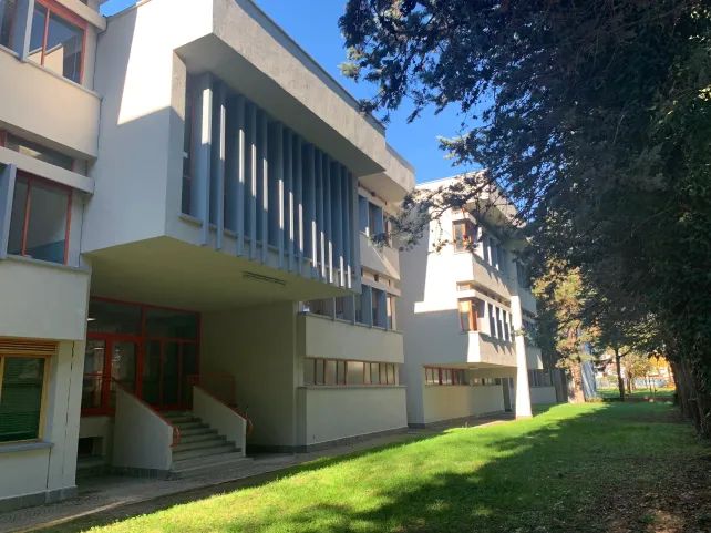 L'esterno della scuola media Biagio Bellotti di Busto