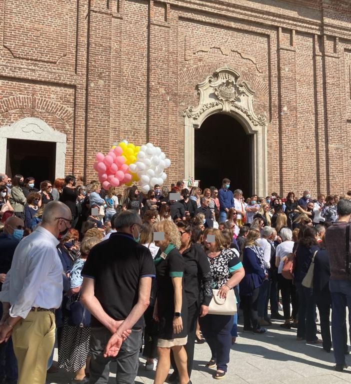 Nonno Giulio abbraccia i carabinieri, sotto la folla e i feretri