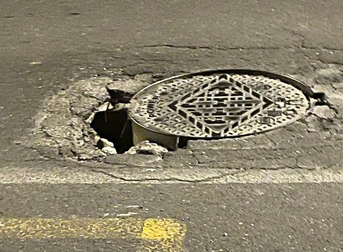 «Asfalto a pezzi in via XXV Aprile: si sta aprendo una voragine»