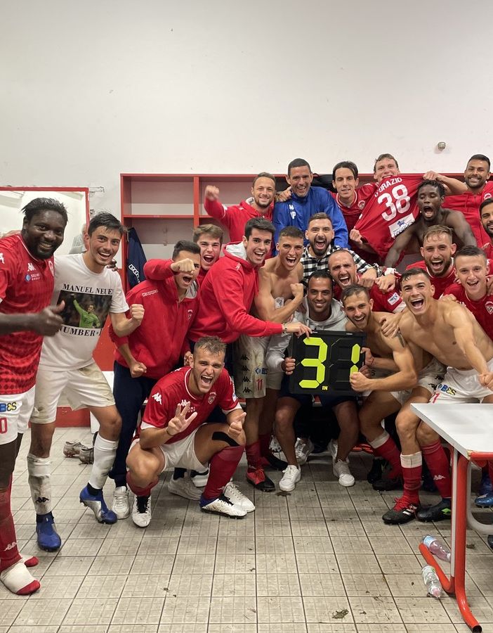 La festa in spogliatoio con la maglia numero 31 di Gazo e, stavolta, anche lui