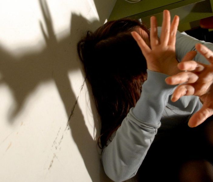 Tenta di soffocare la moglie con un cuscino e le versa olio bollente sulle braccia: marito violento arrestato