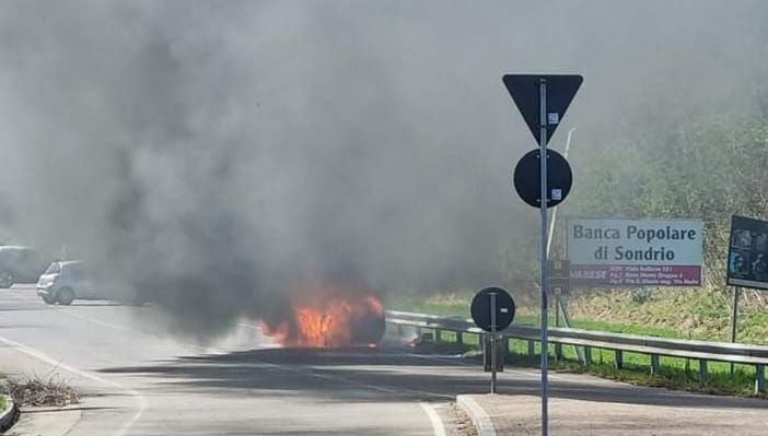 Le immagini dell'incendio (foto di Federico Polenghi)
