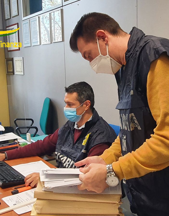 Bancarotta fraudolenta, due indagati: la Finanza sequestra appartamento e box. Erano stati messi in vendita per fare cassa