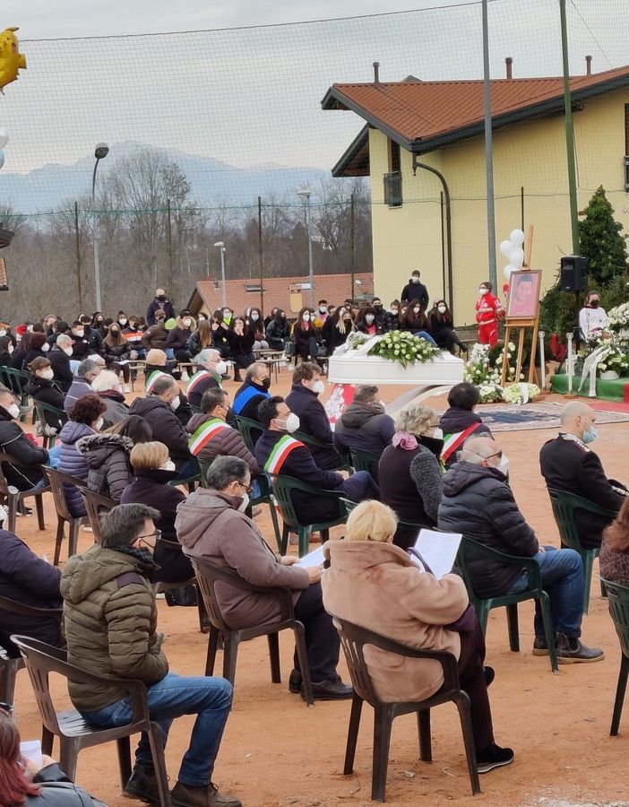 Una folla silenziosa, tanti palloncini e un messaggio commovente: «Oggi lassù brilla una stella in più, addio piccolo Daniele»
