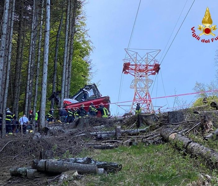 Precipita funivia sul Mottarone: 14 morti. Cinque vittime erano della nostra provincia: due giovani di Varese e una famiglia di Vedano con il loro bimbo