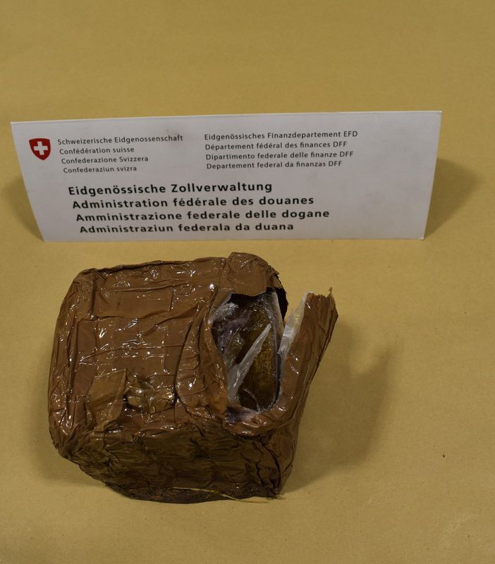 In dogana con tre chili di hashish, automobilista italiano fermato in Ticino