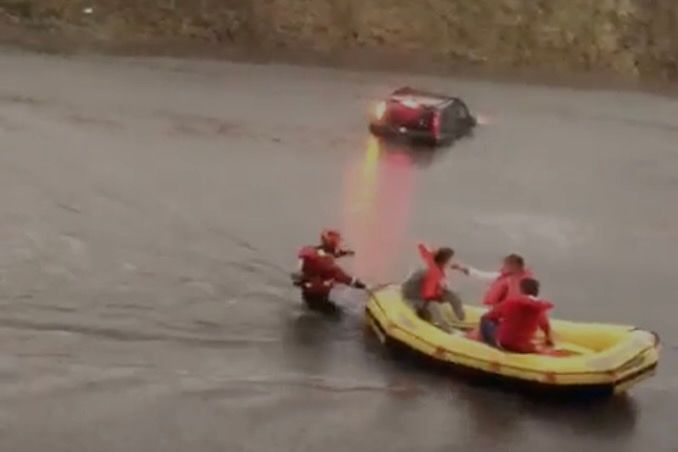 In alto: l'evacuazione con i gommoni (da un video amatoriale). In basso: alcune delle auto sommerse con i vigili del fuoco al lavoro