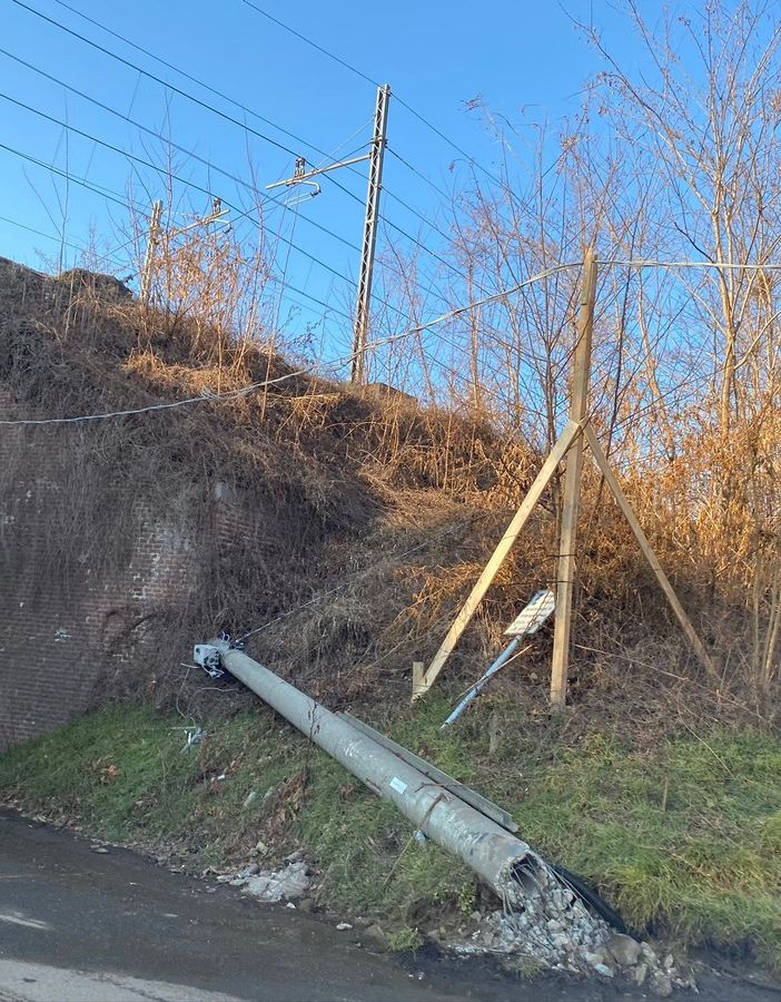 Tra via per Schianno e via Gasparotto palo di cemento colpito e abbattuto