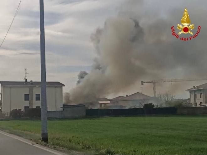 Lonate Ceppino, in fiamme due box auto: intervento in forze dei vigili del fuoco