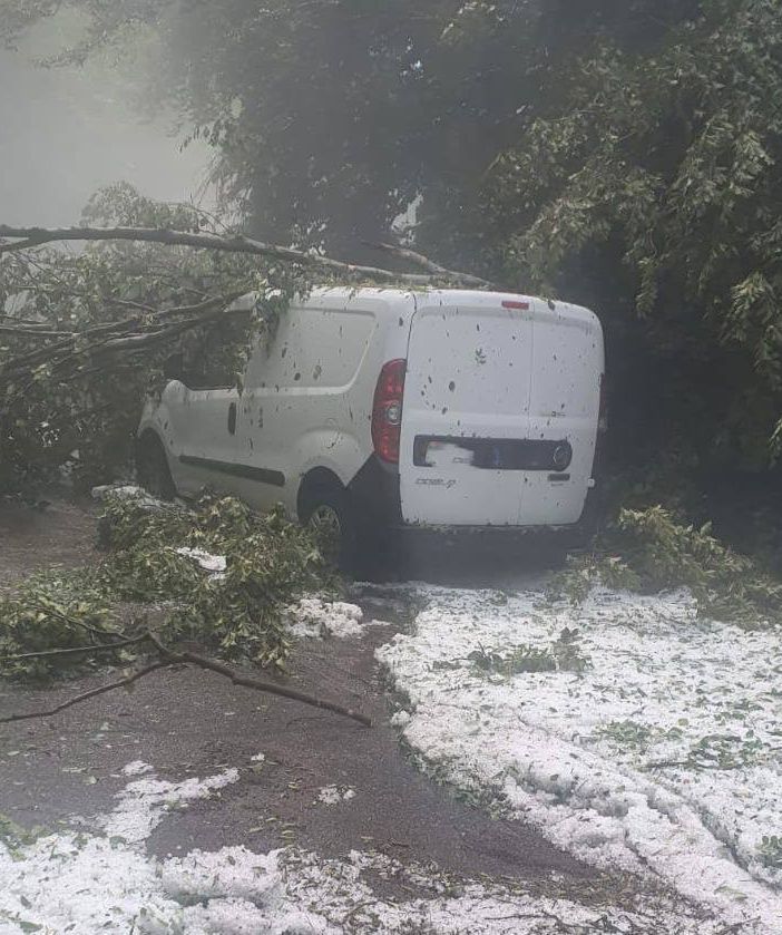 Grandine e raffiche anche nell'alto Varesotto: a Grantola furgone colpito da un albero