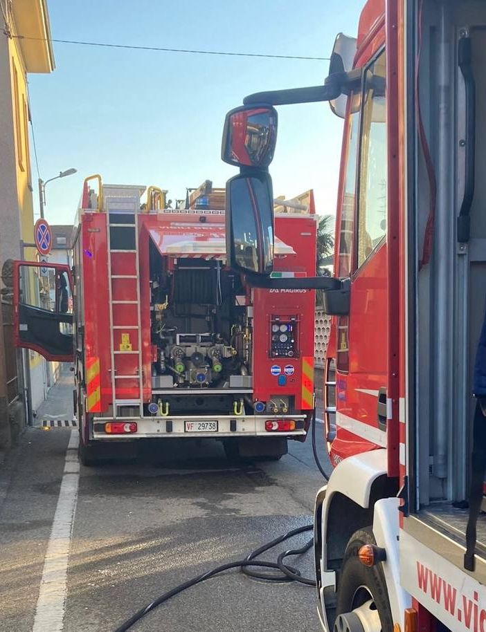 Busto, abitazione in fiamme in via Tofane: quarantenne salvato dai vigili del fuoco