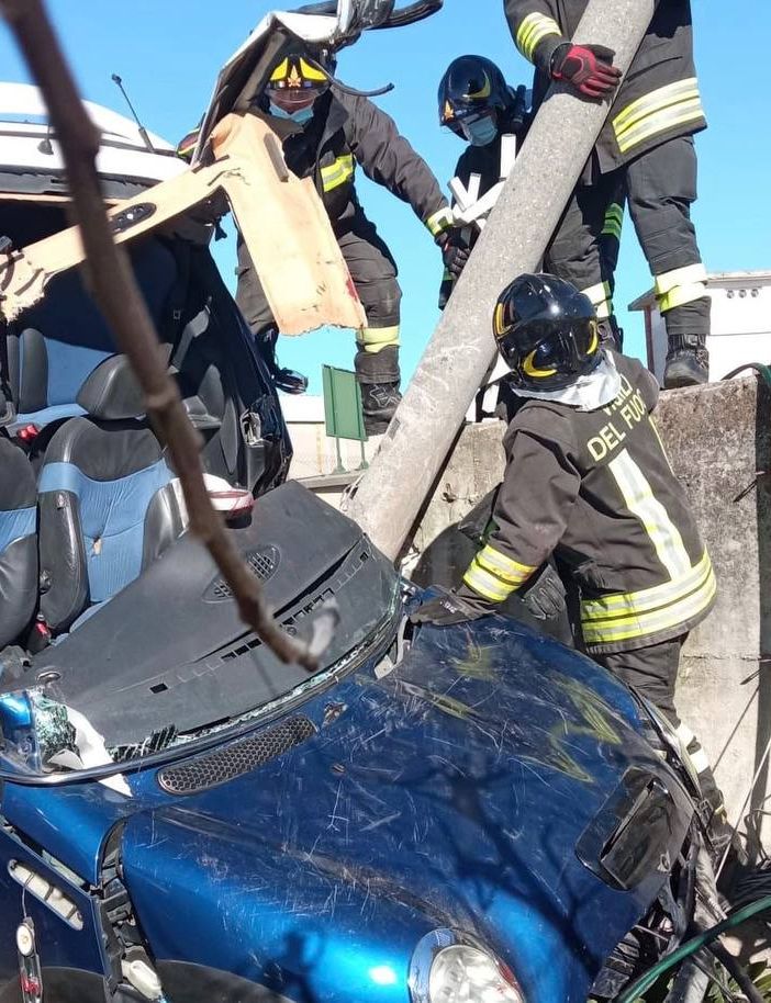 Pauroso incidente a Cassano Magnago: auto si schianta contro un muro, grave un ragazzo di 21 anni