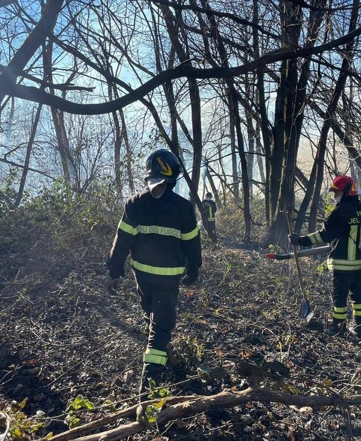 Incendio sul Monte Morone: bonifica in corso, continua il monitoraggio dei vigili del fuoco
