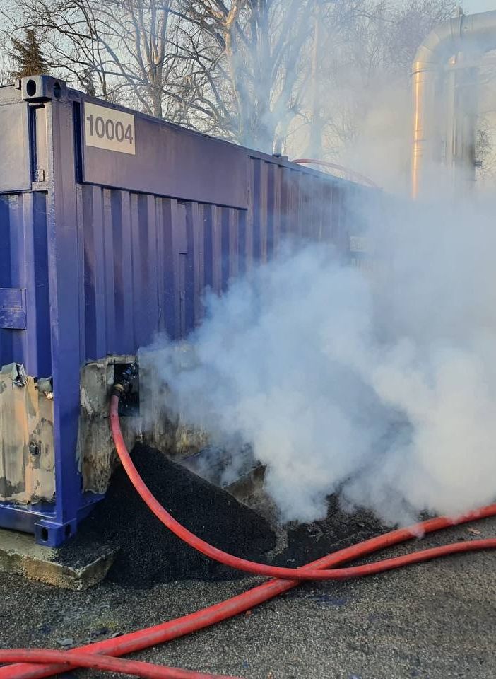 FOTO. Fiamme in ditta, vigili del fuoco in azione. Fumo bianco invade Gallarate