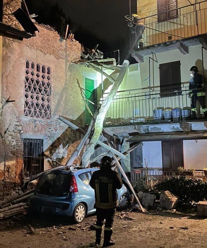 Maltempo, a Induno cede un vecchio edificio e travolge un'auto in sosta