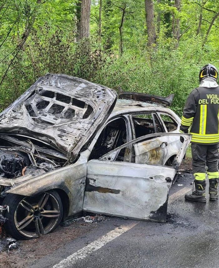 Veicolo in fiamme a Somma Lombardo: il conducente abbandona l'auto in tempo