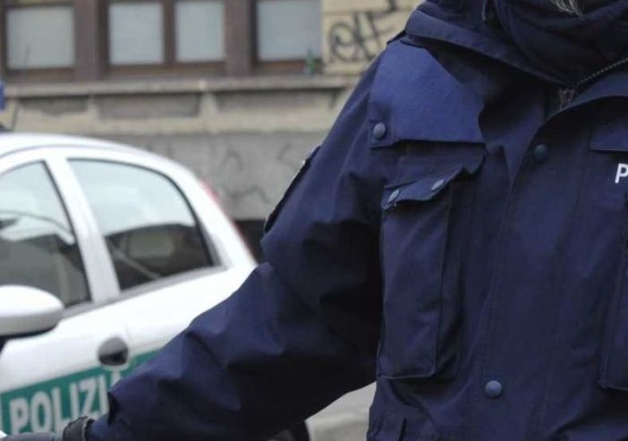 Fermato per un controllo al furgone aggredisce due agenti: denunciato