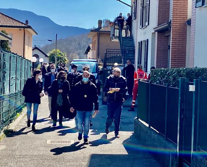 La ricostruzione della Procura: «I due figli uccisi con una coltellata al cuore. L'uomo soffriva di problemi psichiatrici»