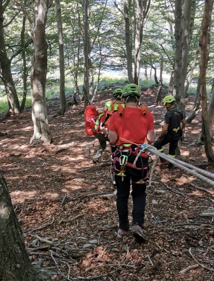 Gli uomini del Soccorso Alpino durante le operazioni di recupero