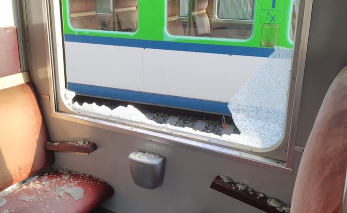 Luino, sassaiola contro i treni di Verbano Express: danneggiati due vagoni