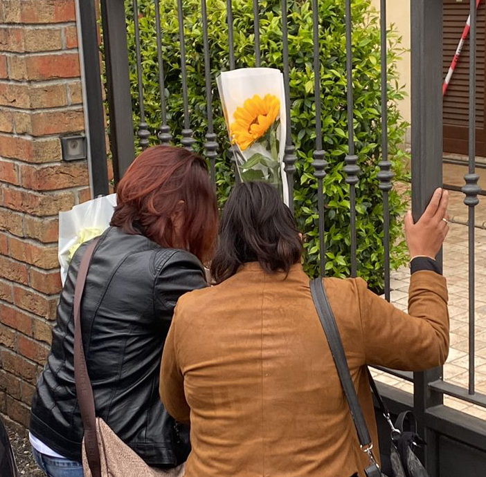 Le amiche posano i fiori per Stefania
