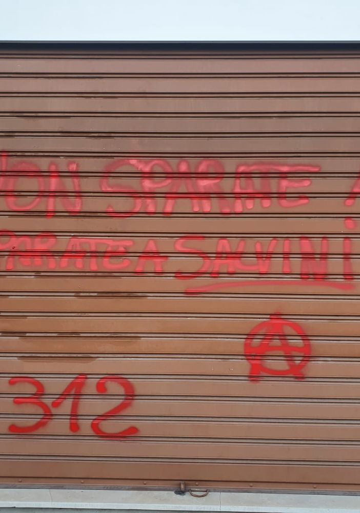 Le scritte comparse sulla saracinesca
