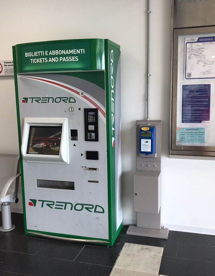 “Fuori servizio”: la biglietteria della stazione di Arcisate, inattiva da troppo tempo
