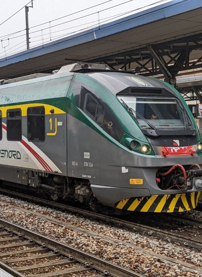 Carro lavori fuori dai binari a Saronno, mattinata piena di disagi. Trenord spiega