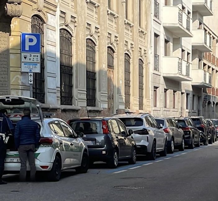 La polizia locale in via Cavour: sullo sfondo l'ambulanza
