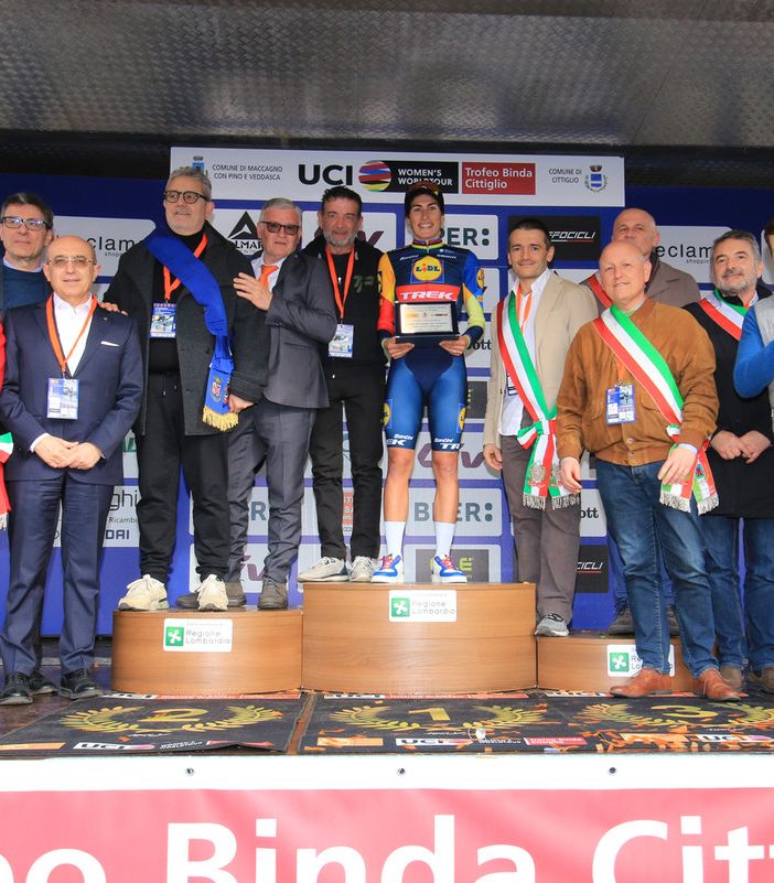 La premiazione di Elisa Balsamo, vincitrice trofeo Binda - Comune di Cittiglio 2024 (foto Ossola)