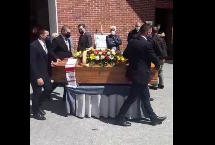 VIDEO. Una rosa bianca e una sciarpa biancorossa per l'ultimo saluto a Maurizio Scalamandrè