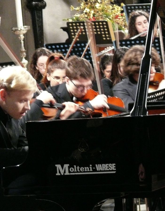 Basilica gremita ed estasiata per quel ragazzo biondo al pianoforte che ha portato Varese in Paradiso