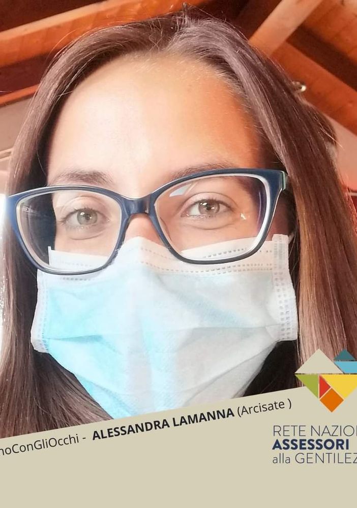 Ad Arcisate l'emergenza si combatte anche con la gentilezza, con un sorriso dietro la mascherina e l'impronta di un bambino
