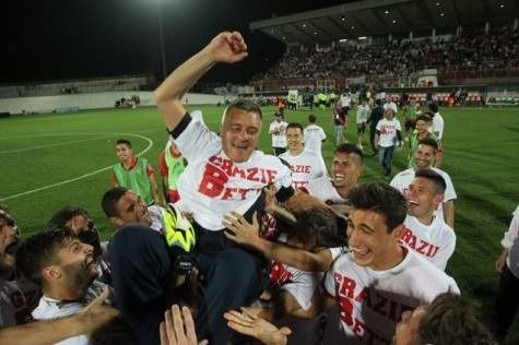 Stefano Bettinelli in trionfo dopo Varese-Novara di venerdì 13 giugno 2014 al Franco Ossola: biancorossi salvi in B, azzurri retrocessi in C (foto Ezio Macchi)