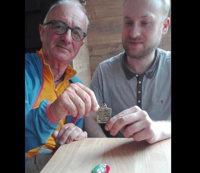 Giovanni Bloisi con Igor e la piastrina del soldato Davide Ponschin