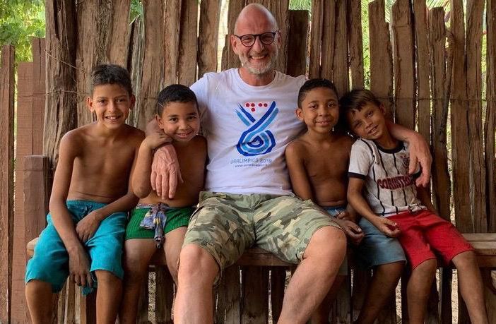 Roberto Bof felice in Brasile nel 2019 in mezzo ai bimbi dello Stato di Maranhão che hanno i banchi ma non i libri e giocano con palloni di pezza a piedi nudi su strade in terra rossa